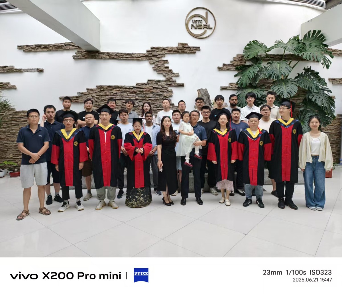 2025年毕业学生与课题组成员合影